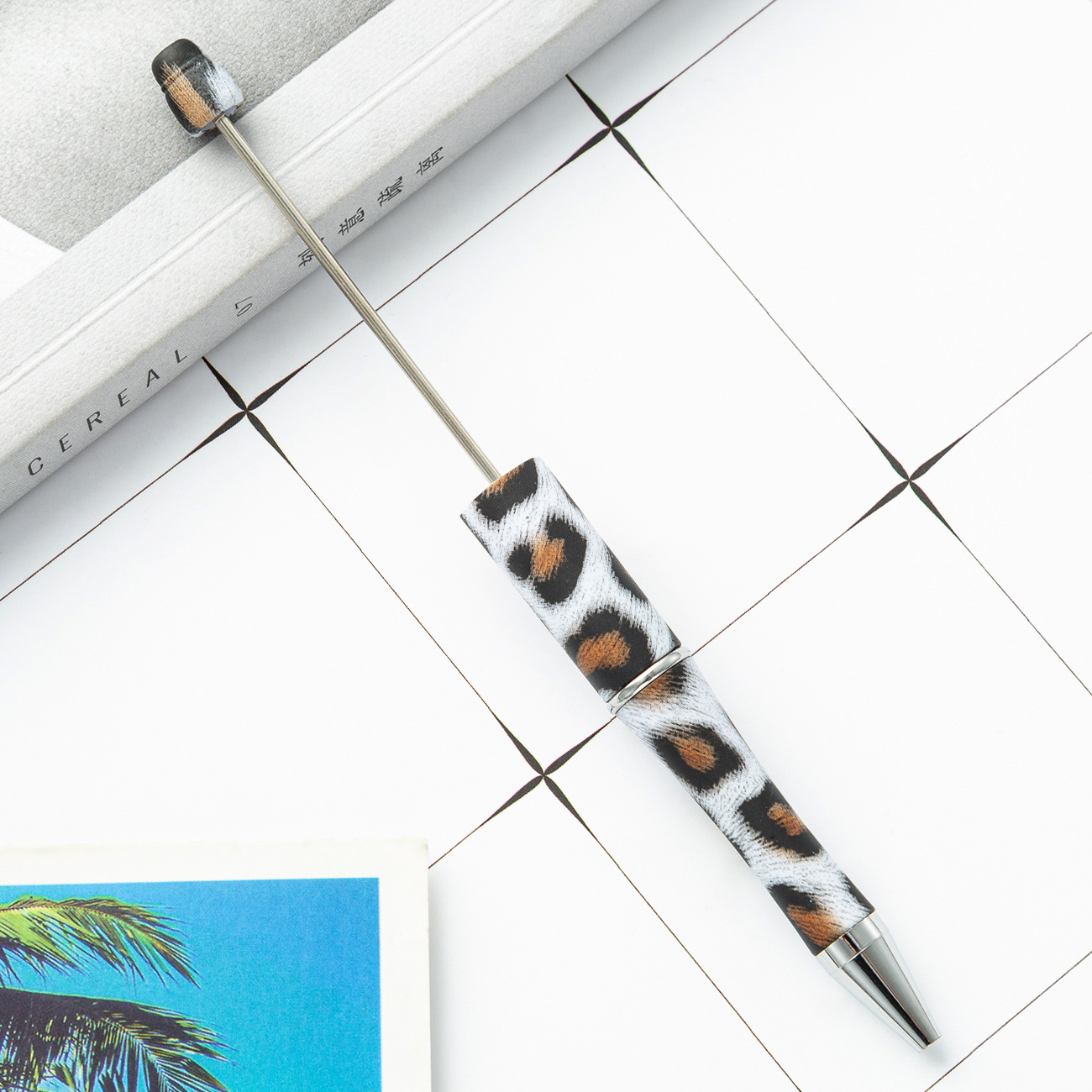 Pluma de cuentas de plástico bricolaje creativo hecho a mano estampado de leopardo pluma floral de cuentas de vaca impresión al por mayor nueva pluma de cuentas de plástico