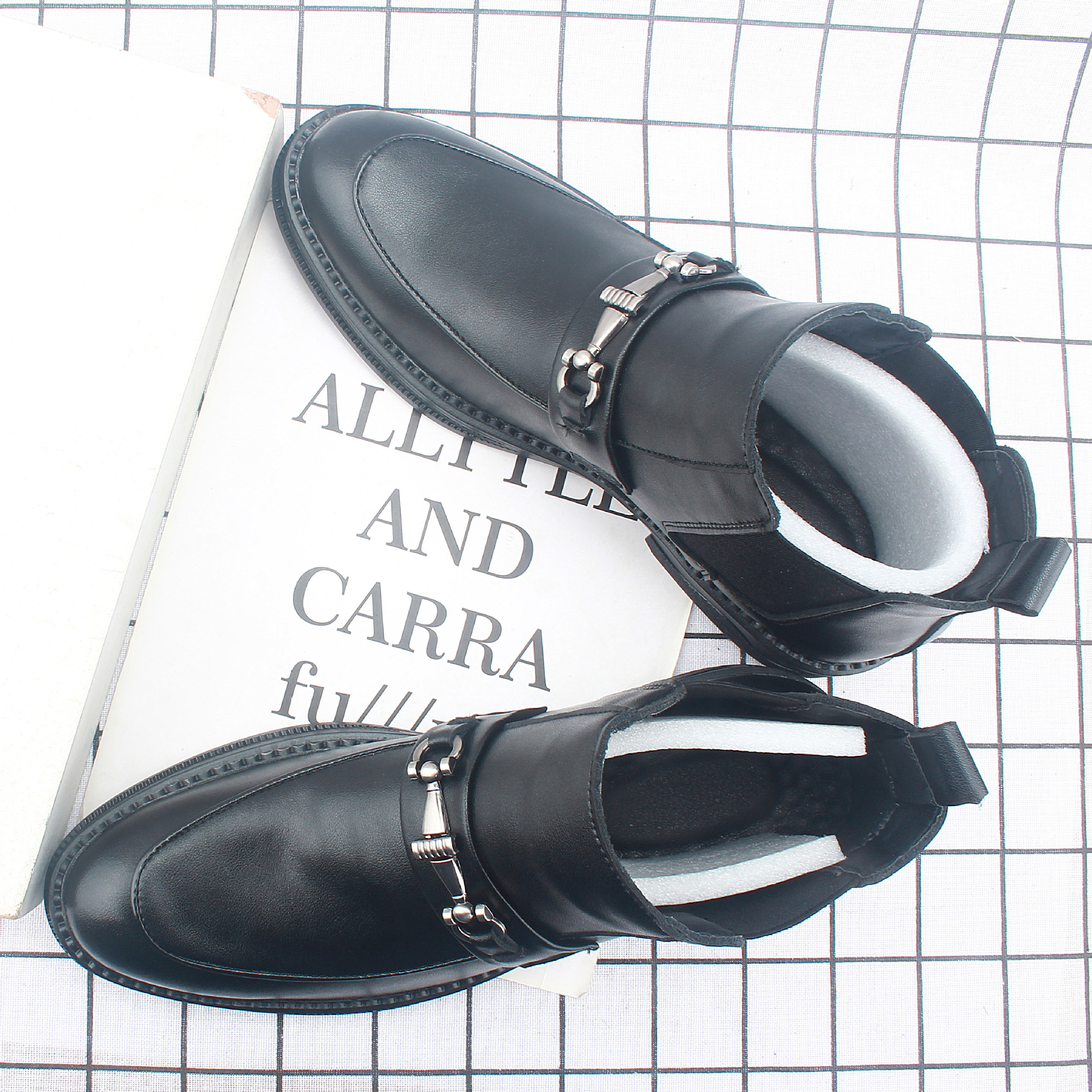 2025�¿�ļ���ʿ��ƤƤЬ�к���һ�ŵ���������͸����ЬӢ��12