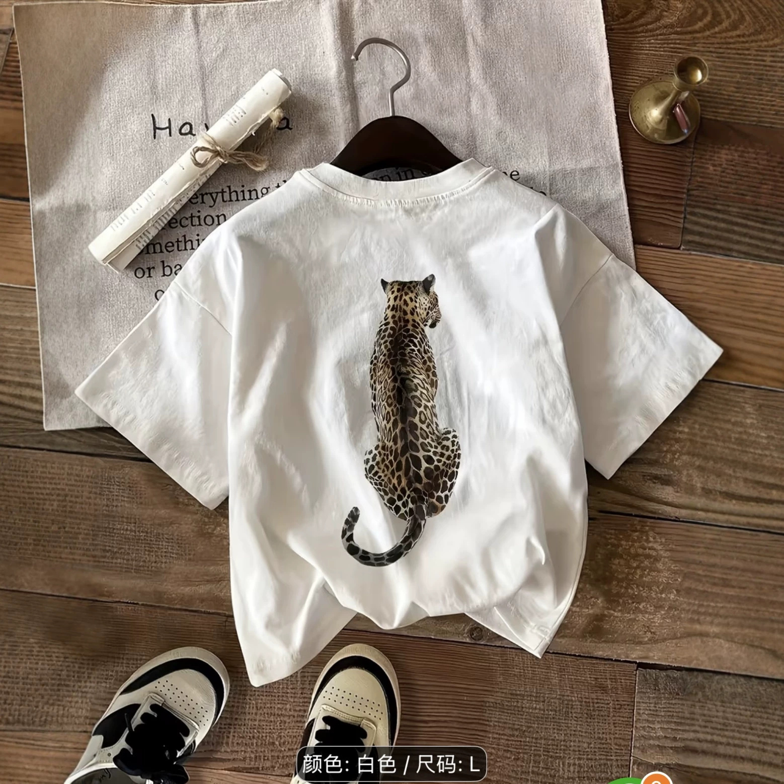 White T-shirt with a round collar