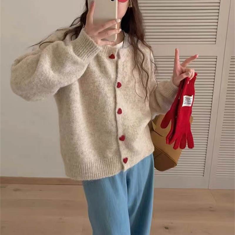 韩版圆领毛衣外套女秋季新款软糯爱心纽扣设计感慵懒宽松针织开衫|undefined