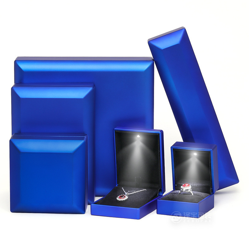 Caja de joyería LED transfronteriza con luz caja de regalo de joyería caja de anillo de alta gama caja de collar caja de embalaje colgante de alta gama