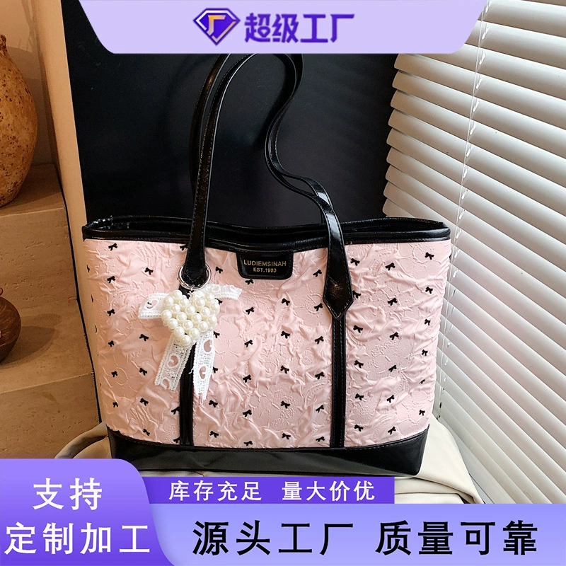 Корейская версия нишевой сумки-тоут с бантом для женщин, лето 2025, новая модная модная сумка большой вместимости, сумка через плечо