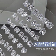 氷透ジルコンのドリルのネイルアクセサリーが輝いています。