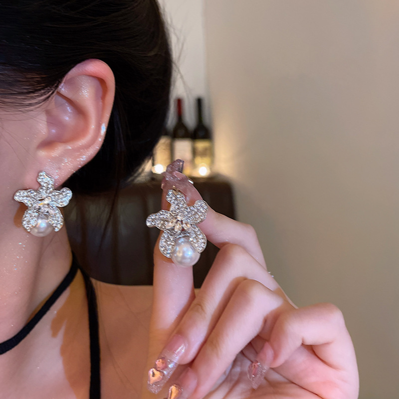S925 aguja de plata Luz de lujo nicho pendientes de perlas de alto grado versátil elegante exquisito diamante incrustado arco pendientes