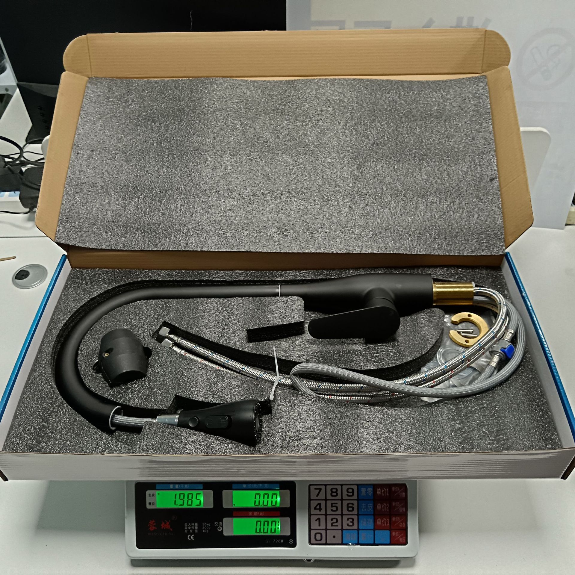 Tire grifo cocina caliente y frío fregadero de acero inoxidable fregadero doble salida de agua retráctil grifo giratorio al por mayor