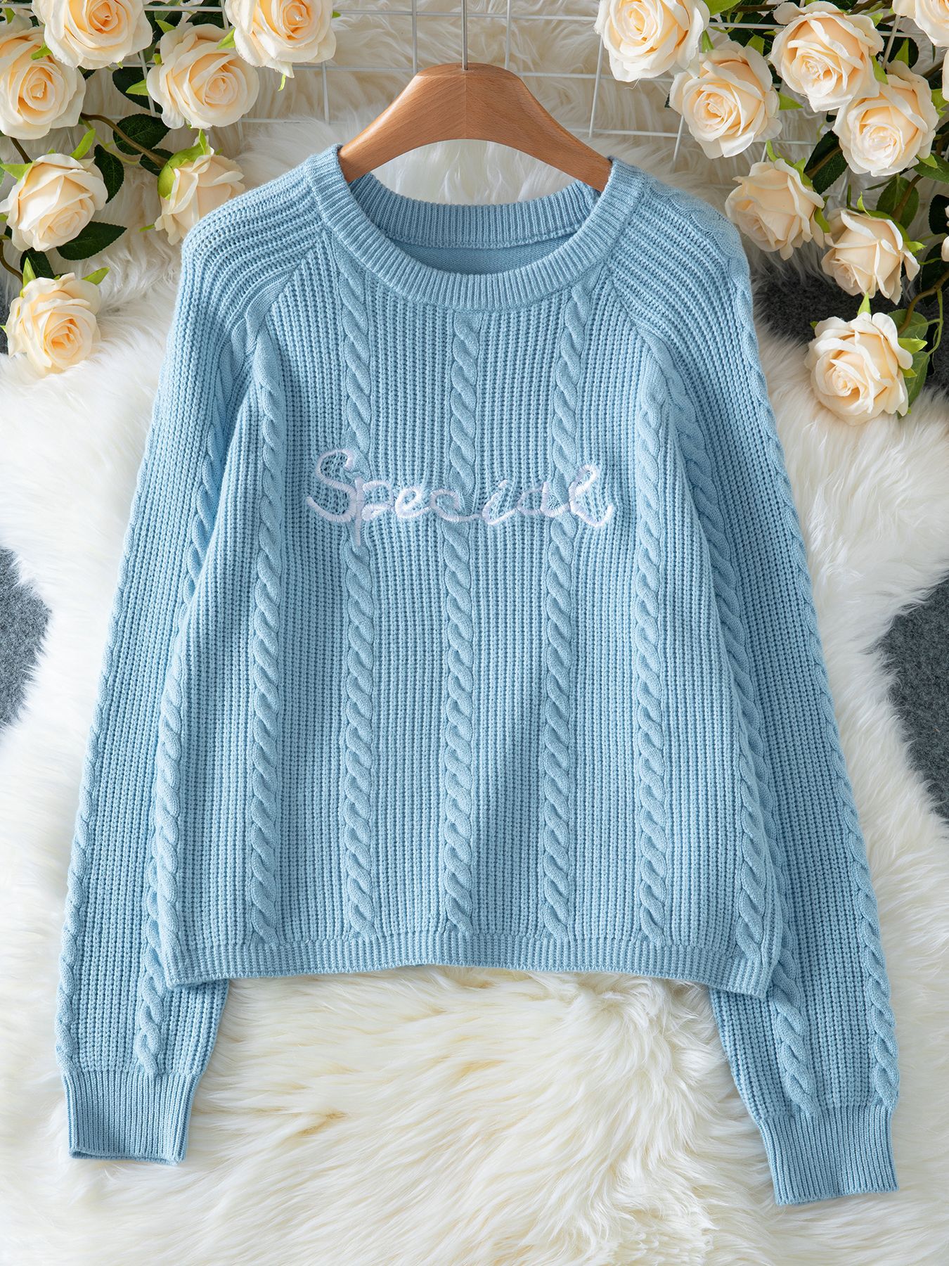 Pull ras du cou brodé pour femme – Pull décontracté en tricot avec motif lettre (S-XL) – Bleu, tendance et confortable_voghion.com