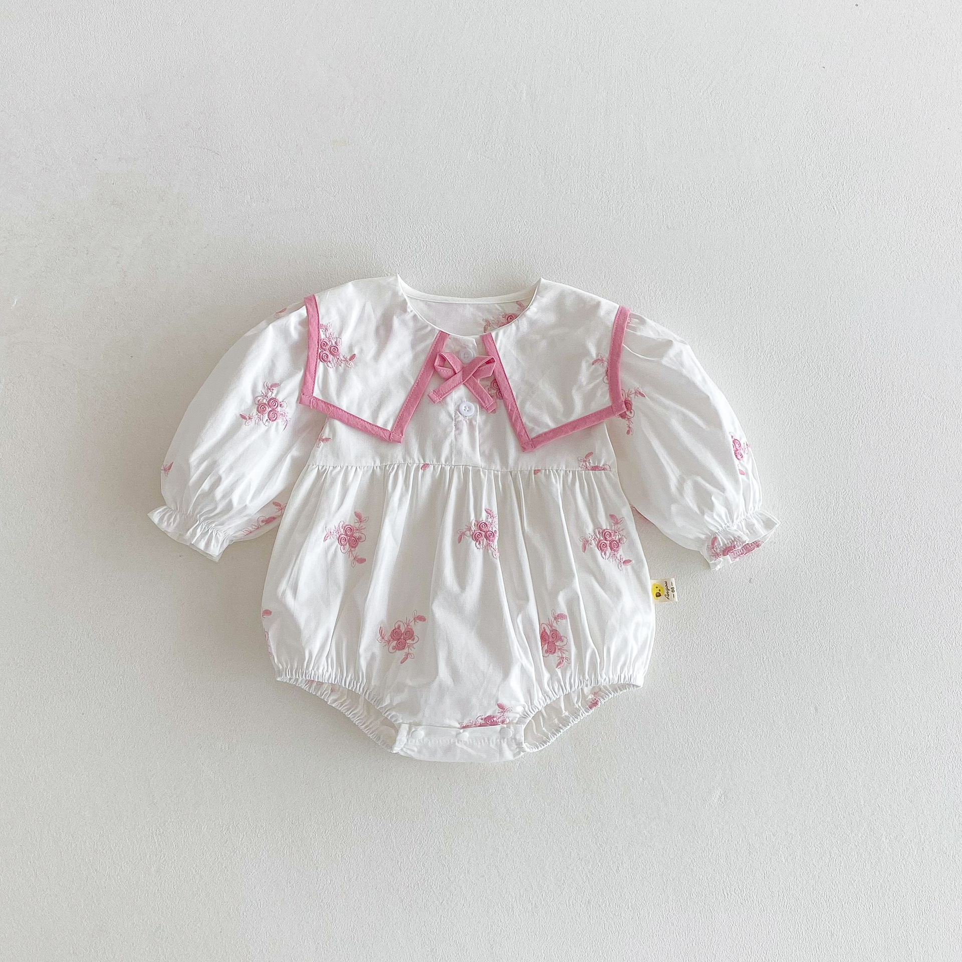 韓国版の赤ちゃんの連体の服は春の長袖の刺繍の襟のワンピースの女性の赤ちゃんの服装の姉妹の服に登ります。