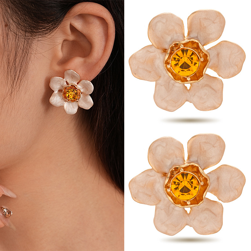 30g Weight 0.03µm Gold Plating Thickness Electroplating Gold Plating Process Alloy Ear Needle Material Copper Plated Plating Material Ear Studs Classification 1 Pair Quantity Holiday, Daily Occasion Alloy Material Flower Pattern Women's Gender Elegant, Retro Style Enamel Craft 1 Pair Elegant Retro Flower Enamel Alloy Drop Earrings Ear Studs 15
