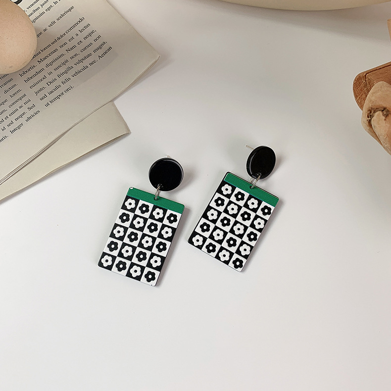 Vintage Black White Plaid Color Flower Acrylic Checkerboard Earrings Wholesale Nihaojewelry display picture 7