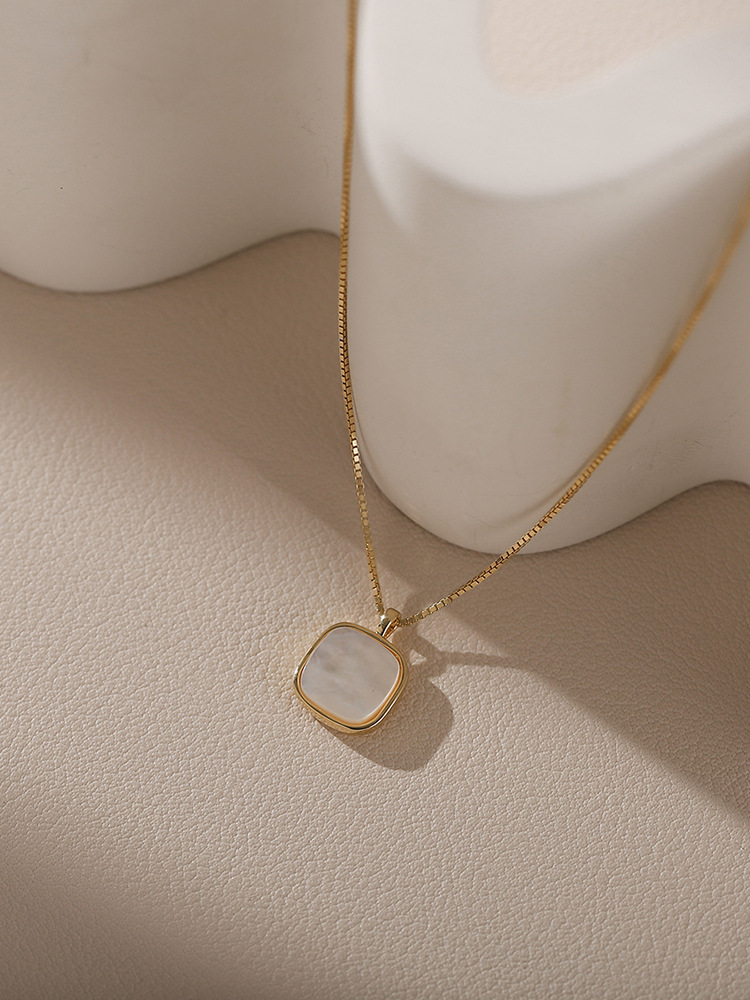 ins Style French High-end Niche Fritillaria Necklace Internet-famous Women's Simple Elegant White Fritillaria Pendant Clavicle Chain