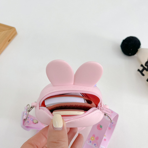 Trendy Kids' Cartoon Coin Purse: Cute Mini Zipper Bag for Girls, Perfect for Students—Ideal as a Shoulder or Crossbody Bag, Also Great for Holding Campus Cards This Winter.