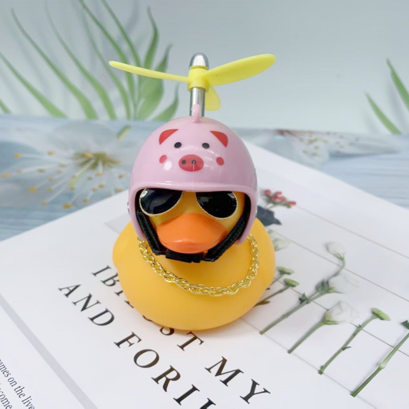 Broken Wind Duck Decoración de coche Adornos Red de coche con casco Tik Duck Little Yellow Duck Car Turbo Duck