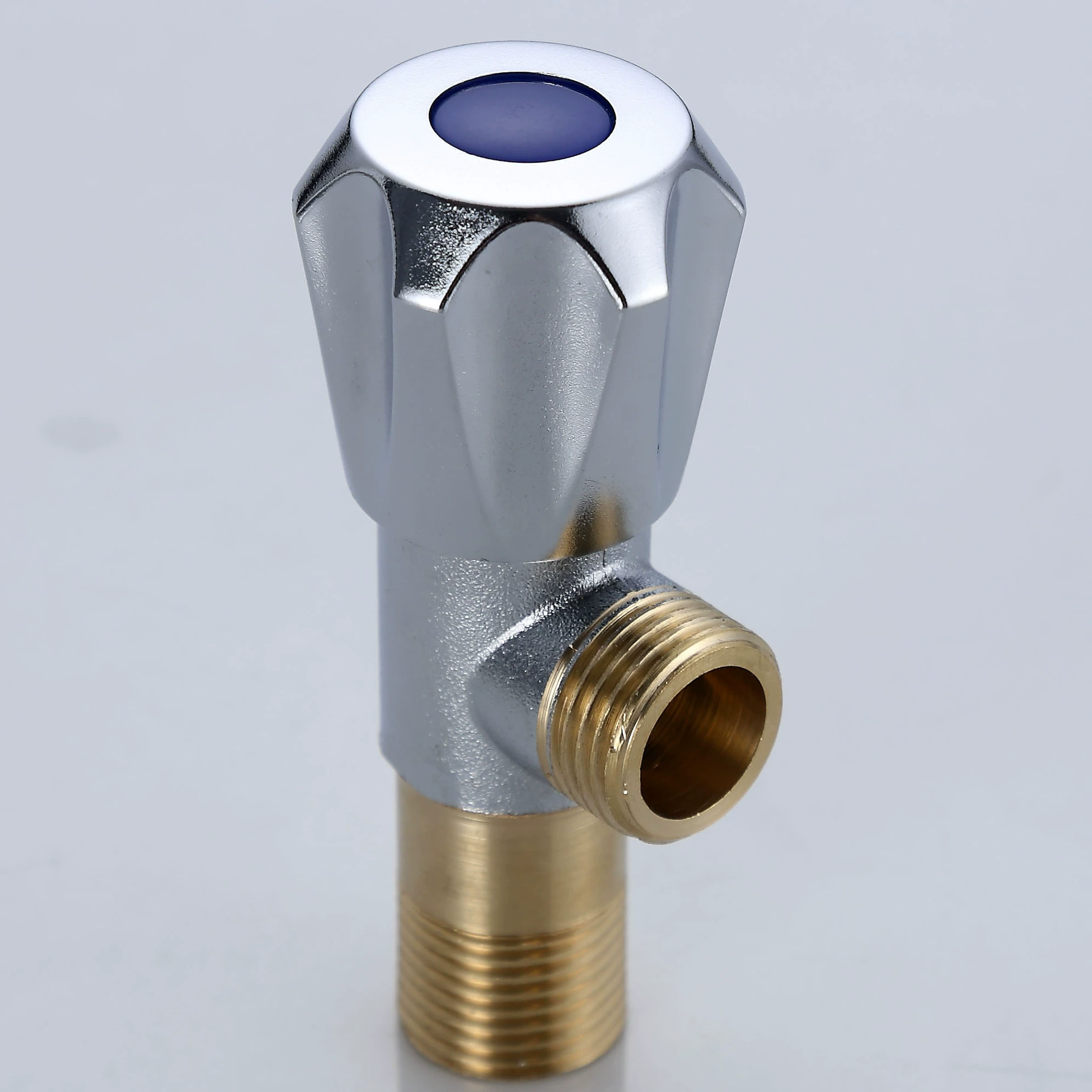 Латунный утолщенный треугольный клапан бытовой горячей и холодной воды в двух из 4-х точечных переключателей водонагревателя