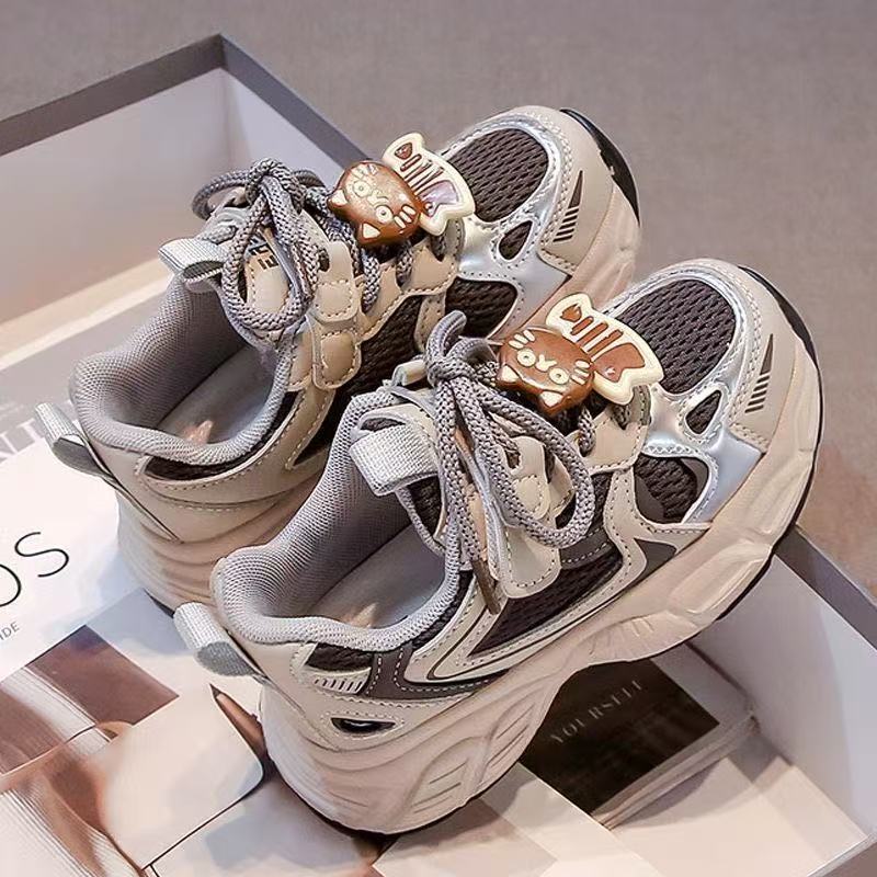 Zapatos de primavera y otoño para niñas 2026 nuevos zapatos de deporte transpirables de malla para niños zapatos casuales de dibujos animados zapatos de running para niños