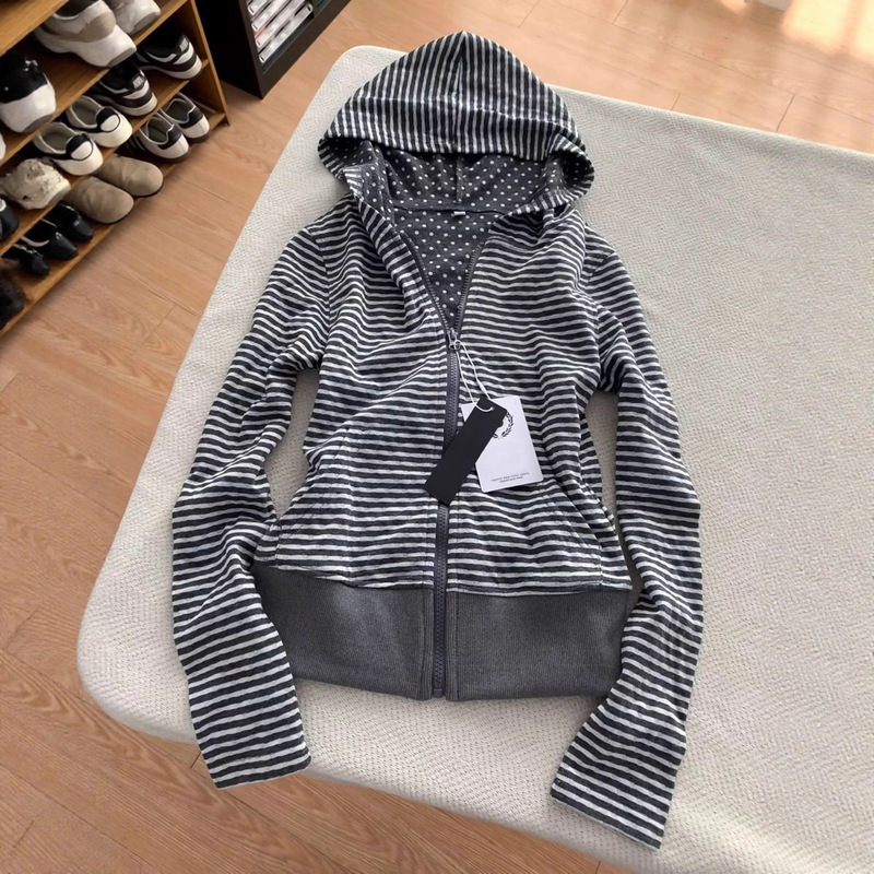 Striped Slim-Fit Sweatshirt Jacket for Women, Regular Shoulder, Slimming, Thin Waist-Cinching Top, Unique Korean Style for Early Autumn Striped Slim-Fit Sweatshirt Jacket for Women, Regular Shoulder, Slimming, Thin Waist-Cinching Top, Unique Korean Style for Early Autumn