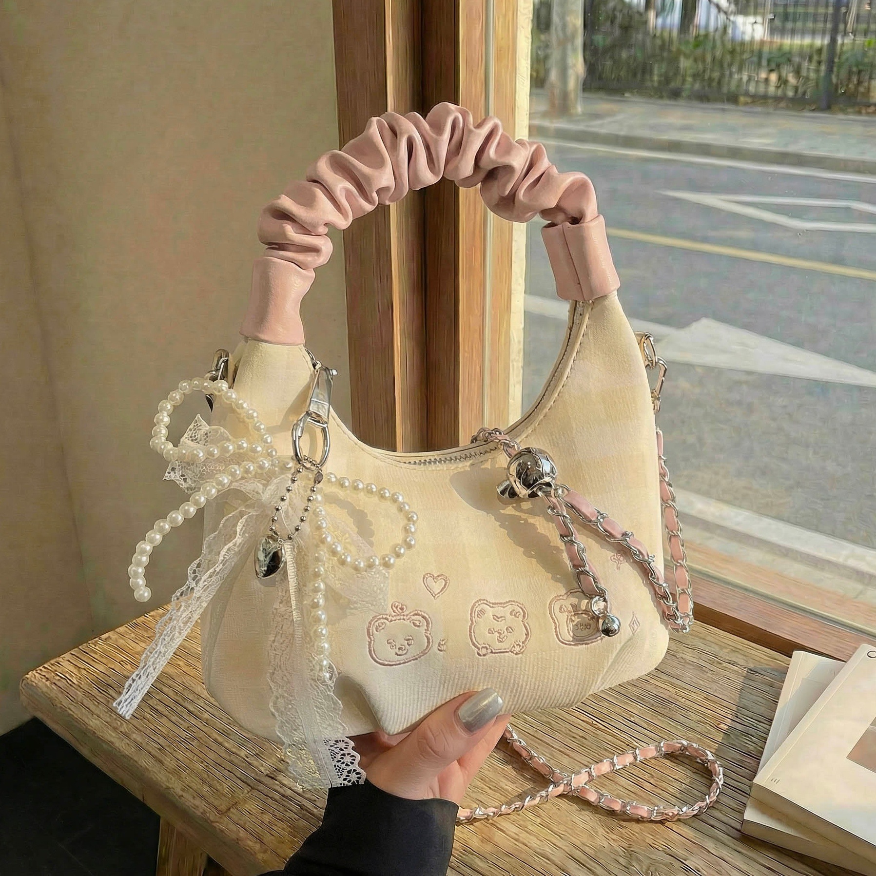 Bolso coreano nicho pliegueado, moda femenina, bolso de hombro, sensación cotidiana, bolso de media luna de nubes de viaje