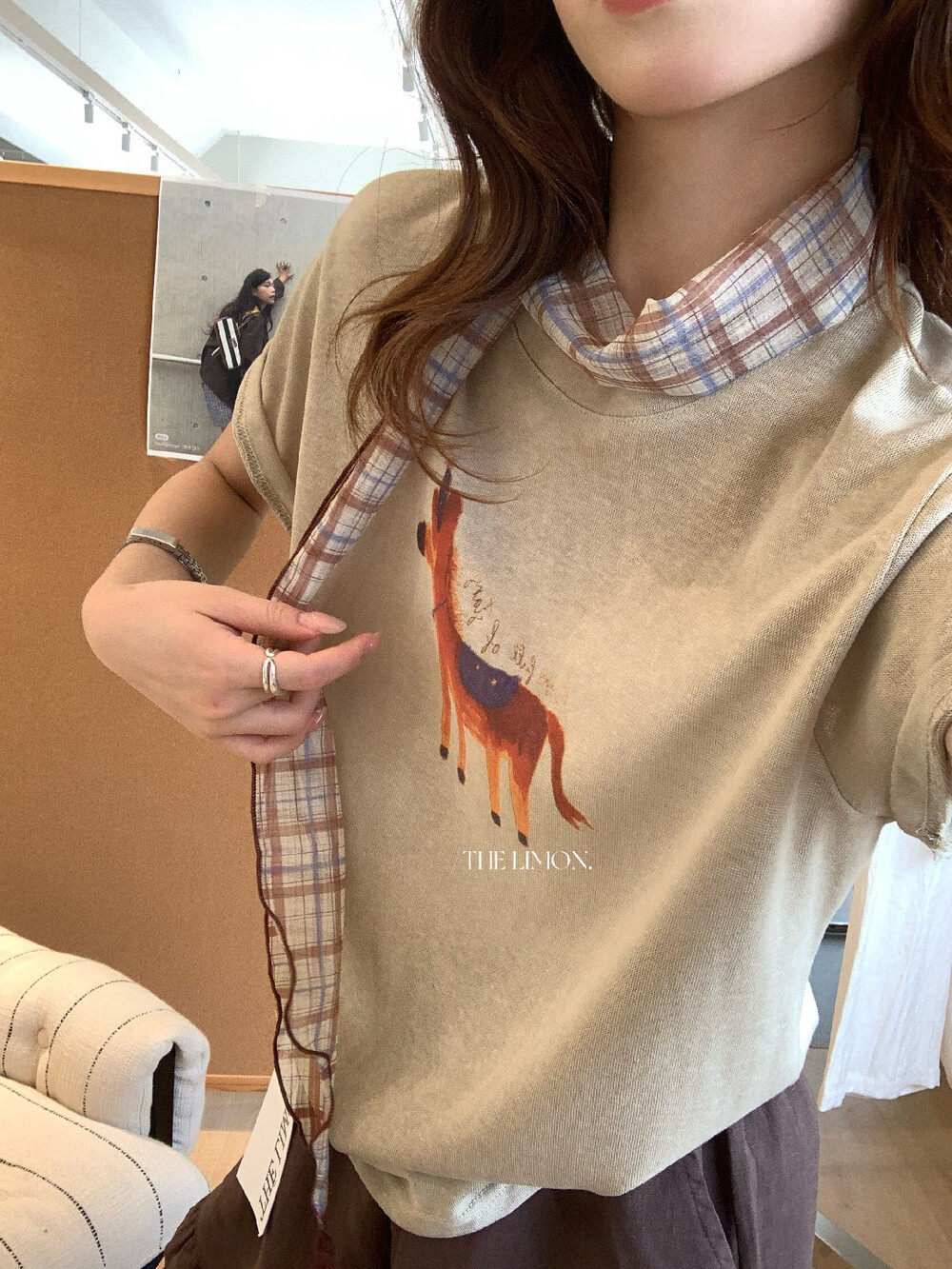 Áo thun nữ cổ tròn tay ngắn in hình ngựa hoạt hình kèm khăn lụa — Xám cacbon, màu trắng, màu kaki chi tiết 36