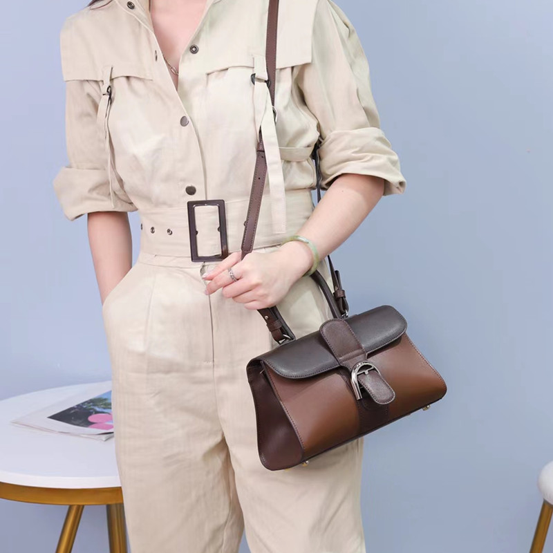 Bolso de mano con hebilla de herradura, modelo nuevo de 2025, bandolera de cuero de vaca granulado de primera capa, bolso de sillín informal y versátil.