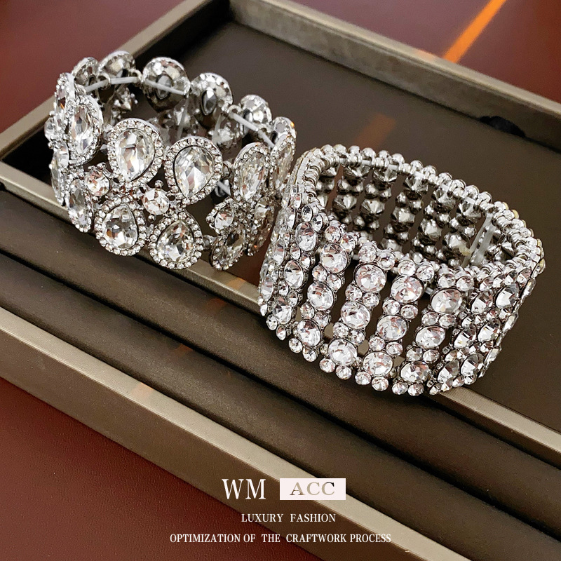 Brazalete de geometría de gota de agua hueca de diamante de moda transfronteriza lujosa ligera de alta sensación de pulsera de nicho de diseño europeo y americano