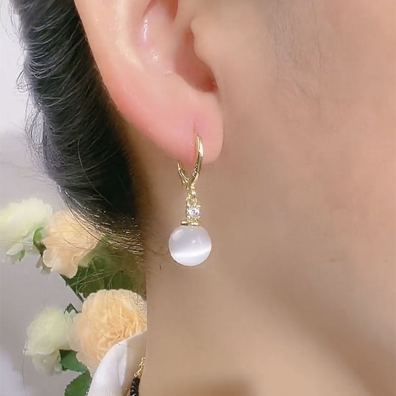 Retro estilo de Hong Kong ópalo redondo s925 con pendientes de plata, pendientes de temperamento simple de lujo ligero femenino, orejas de sentido avanzado de nicho