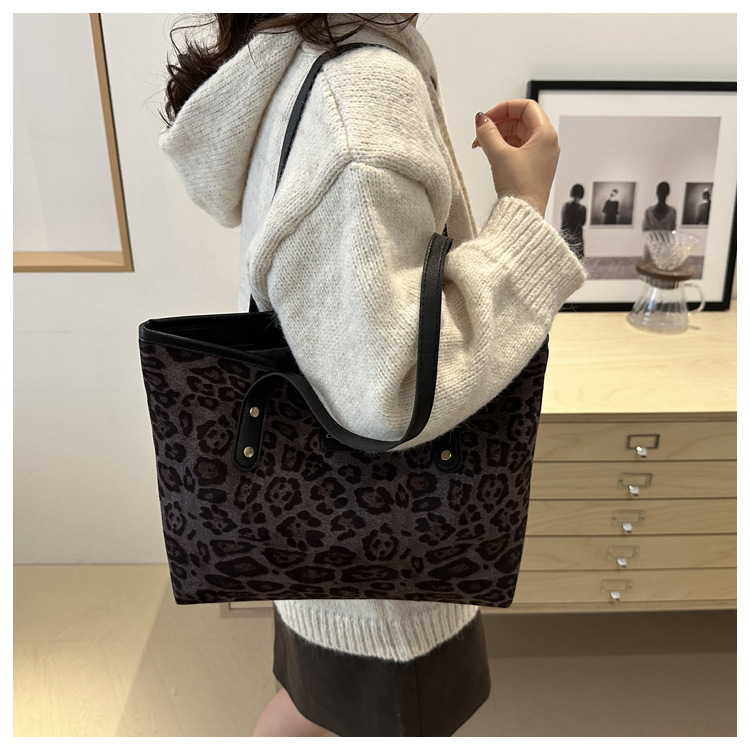 This is a new 2024 trendy and stylish large-capacity handbag for women. It is a fashionable and stylish single-shoulder tote bag for autumn and winter undefined