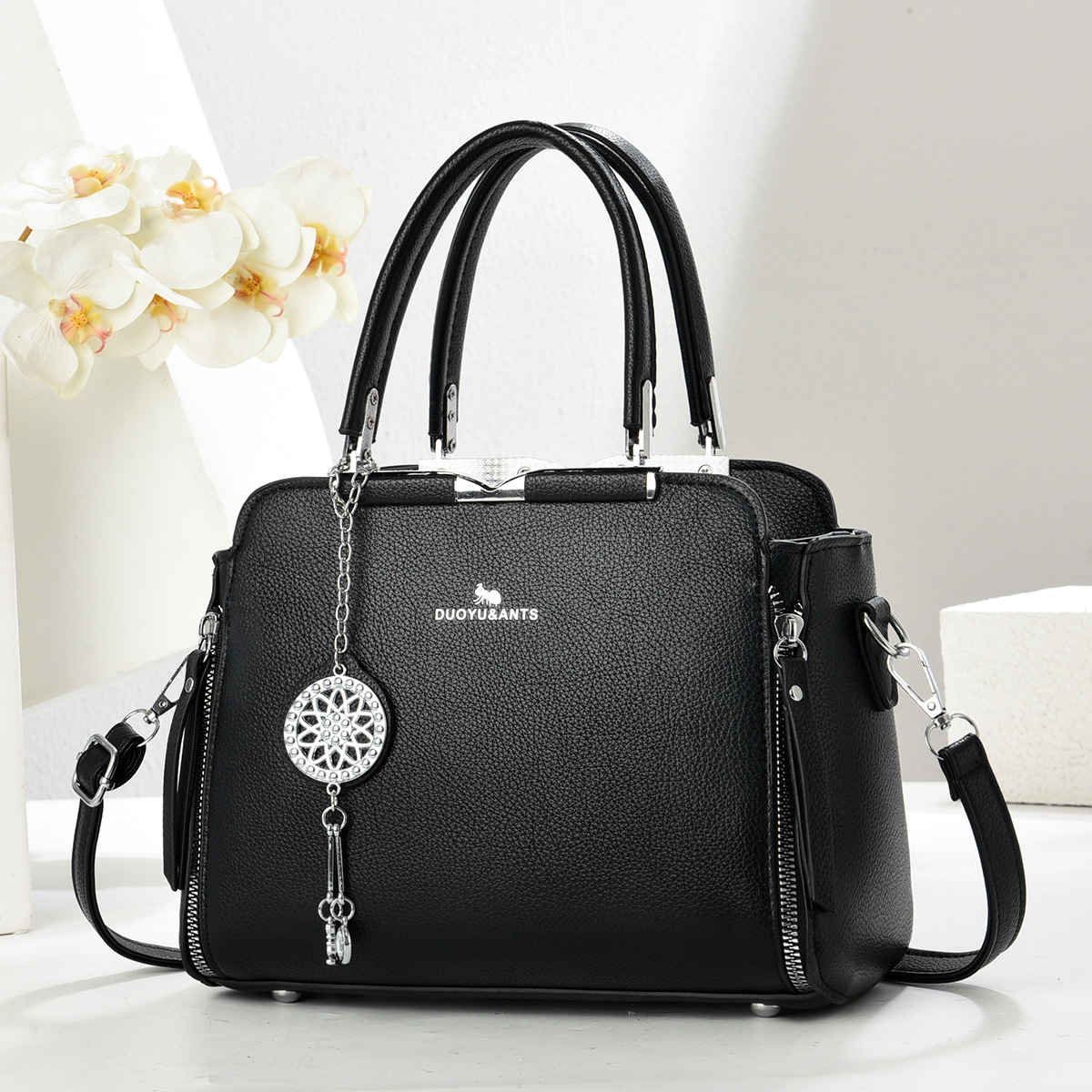 Bolsos bolsos de mujer estilo caliente 2025 fabricante comercio exterior nuevo bolso de mensajero de hombro de verano atmosférico y versátil