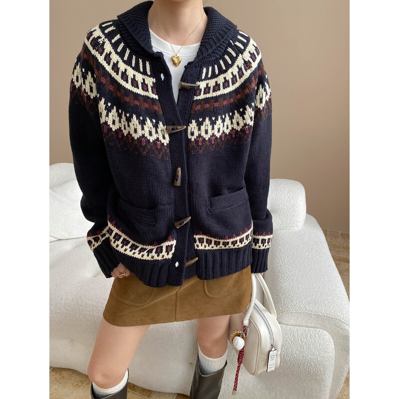 Sinan Christmas Atmosphere Retro Fair Isle Jacquard Toggle Button Lapel Knit Cardigan Sn7853 Sinan Christmas Atmosphere Retro Fair Isle Jacquard Toggle Button Lapel Knit Cardigan Sn7853