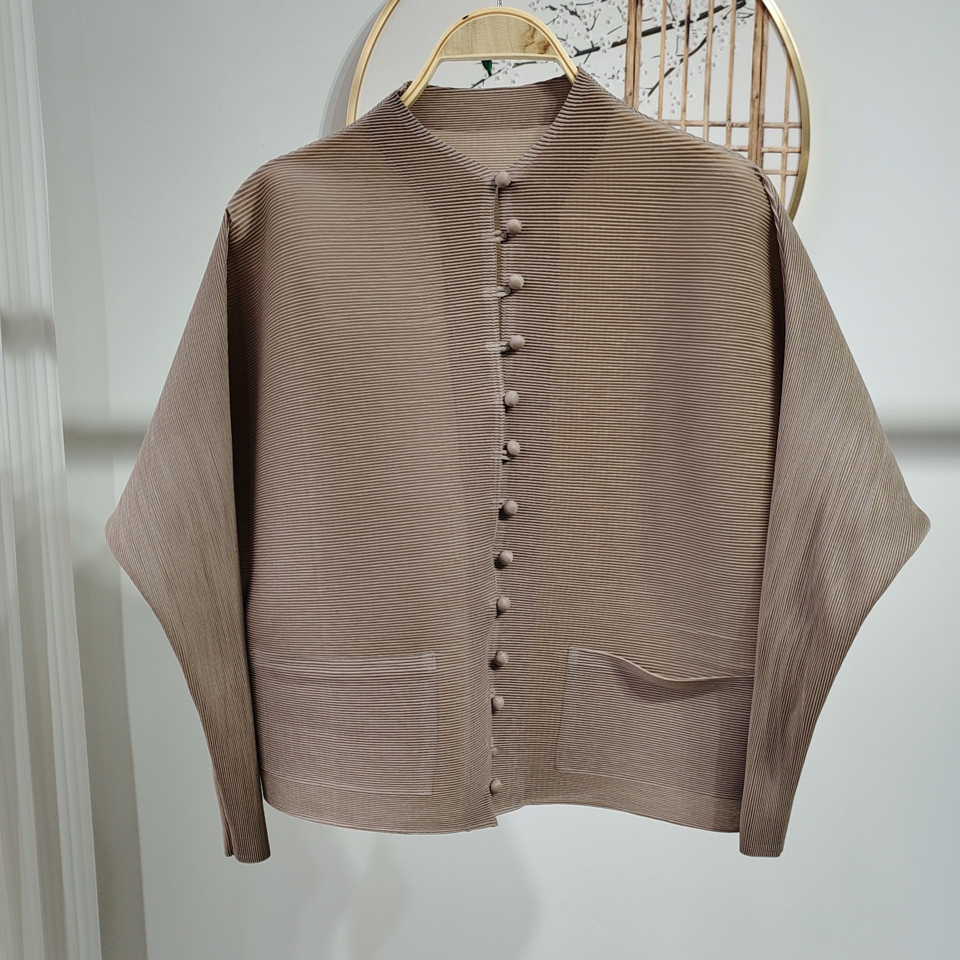 Suministro directo de fábrica, top informal de otoño y primavera 2024, de alta gama, plisado, moderno, con cuello alto, manga larga, talla grande, holgado, de botonadura sencilla. image 20
