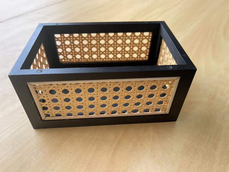 家の中の黒い木製の編み物はかごを収納します。|undefined
