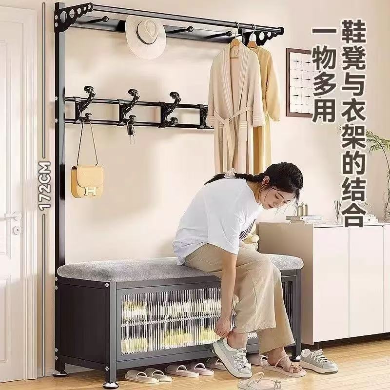 フードラックが床に落ちたホールの寝室の入り口で靴を交換する腰掛けは簡単で、現代の靴掛けハンガーは一体で簡単なハンガーです。|undefined