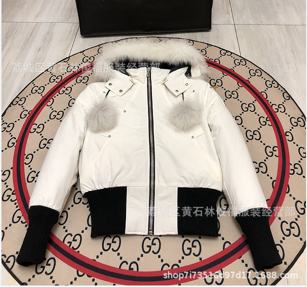 3Q フォックスファー 2025 ウィンターゴールドシザーダウンジャケット 03 スタイル女性 02 スタイル男性カップルスタイルカナダ男性と女性のジャケット