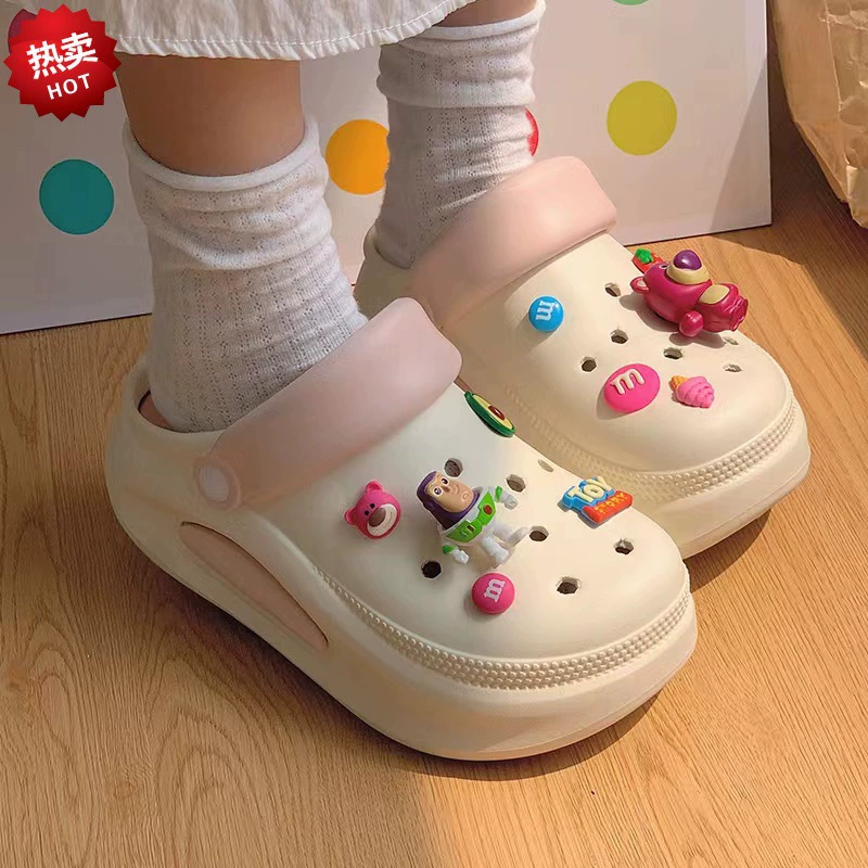 2024 красивые новые пещерные туфли для женщин летом носить на пляже противоскользящие и износостойкие фекалии модная сеть красная толстая подошва