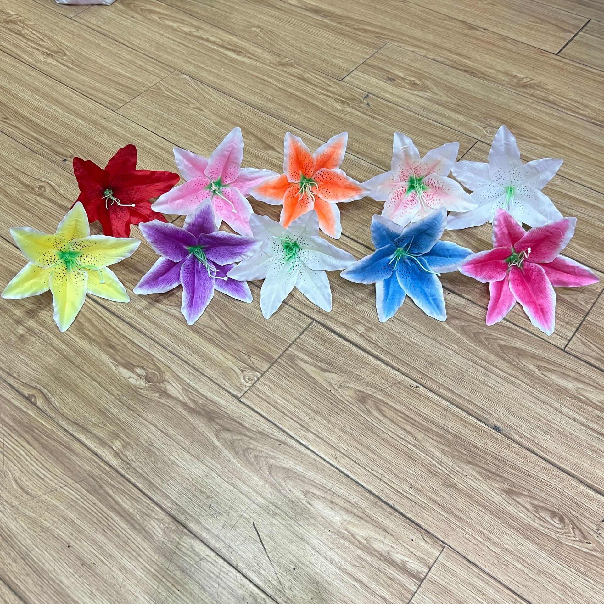 시뮬레이션 백합 머리 18cm 실크 천 매트 큰 백합 도매 웨딩 장식 백합 도매