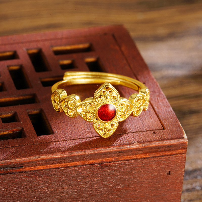 Antiguo anillo de boca viva de estilo de palacio dorado de arena, nicho femenino, lujo ligero de alta gama, flor chapada en oro, joyería de Yiwu al por mayor