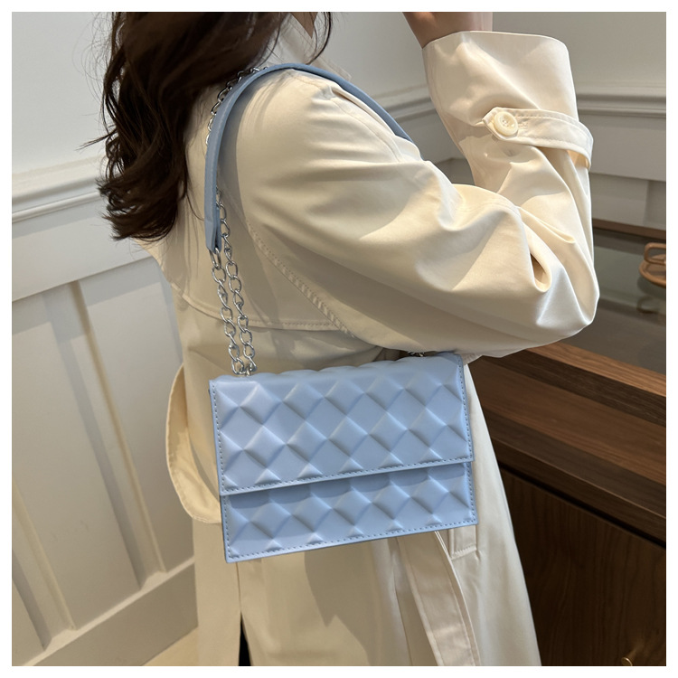 The 2024 autumn new embossed diamond-shaped single-shoulder crossbody bag with a chain design is a niche, fashionable, simple and retro small square bag undefined