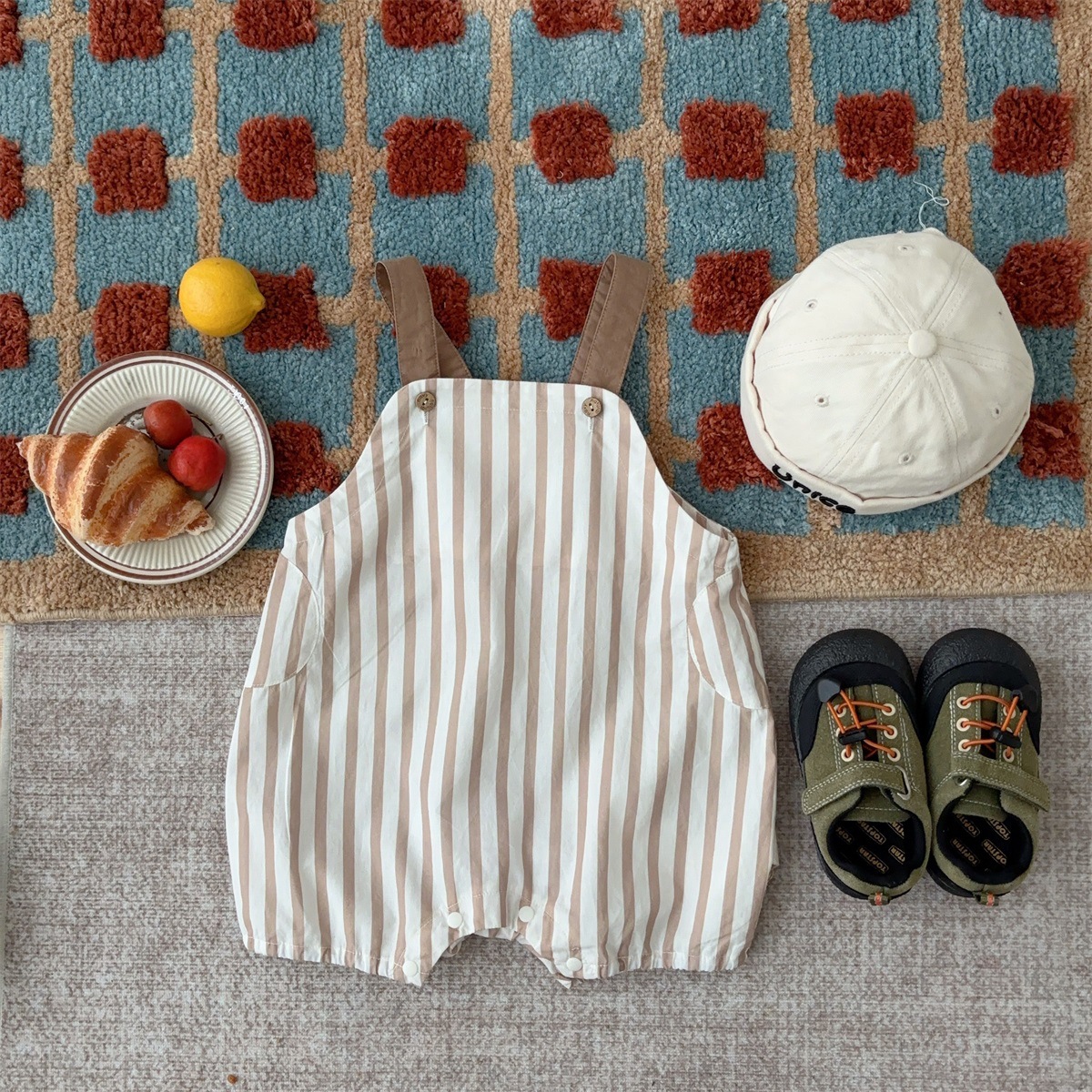 Youhe 2025 verano nuevo estilo babero a rayas traje de estilo occidental traje de salida para bebé traje de dos piezas de manga corta de color sólido