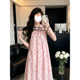 法式粉色挂脖吊带连衣裙子女夏季新款小个子海边度假碎花长裙抖音