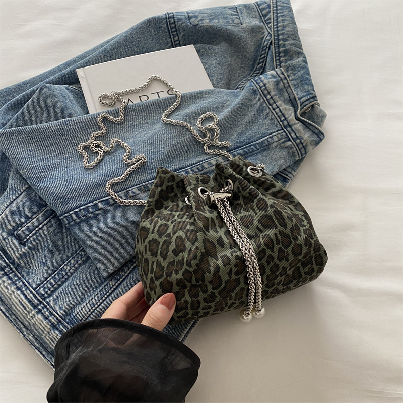 Bolso de leopardo rojo en línea para mujeres 2024 nuevo popular nicho de diseño de cadena bolso de cinturón mini bolso de cubo de cuerda