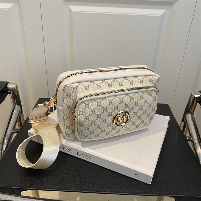 今年流行的小包包女包2025新款时尚复古单肩斜挎包宽带休闲小方包