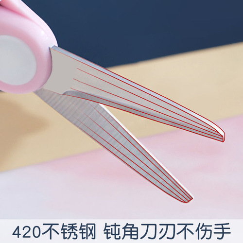 Baby food supplement scissors can cut meat and vegetables. Stainless steel food scissors for children to take away when eating. Portable baby small scissors.