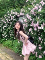 フランスの甘いピンクの袖のない首のワンピースの女性の夏のデザイン感は腰を収めてとてもやせています。