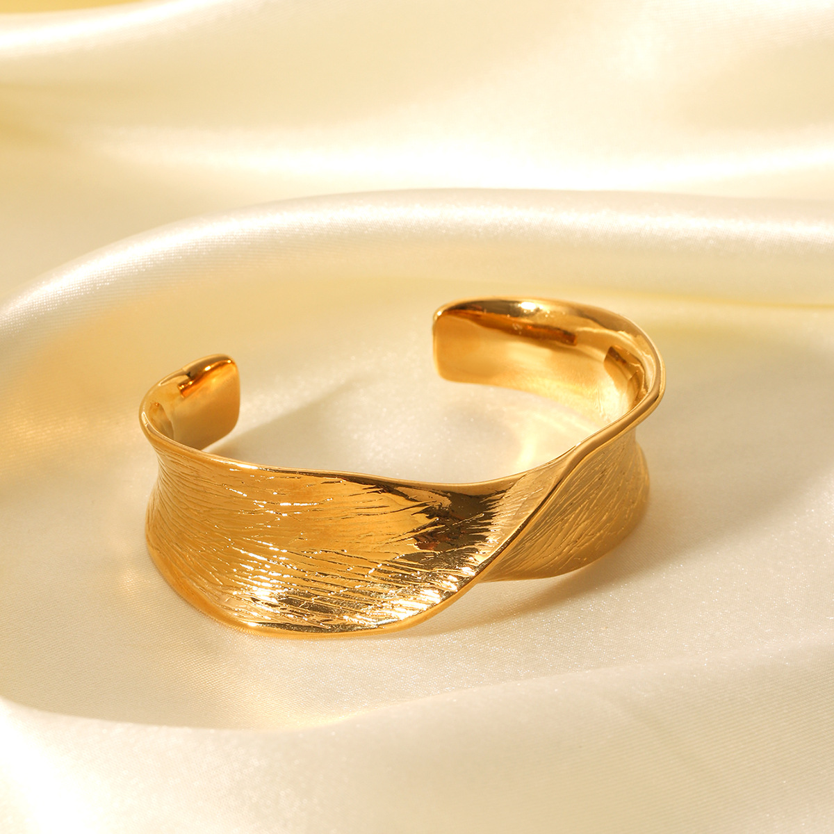 Pulsera de superficie ancha retorcida de venta caliente en Europa y América, pulsera abierta de acero inoxidable, diseño de nicho, textura, pulsera de fundición de acero de titanio