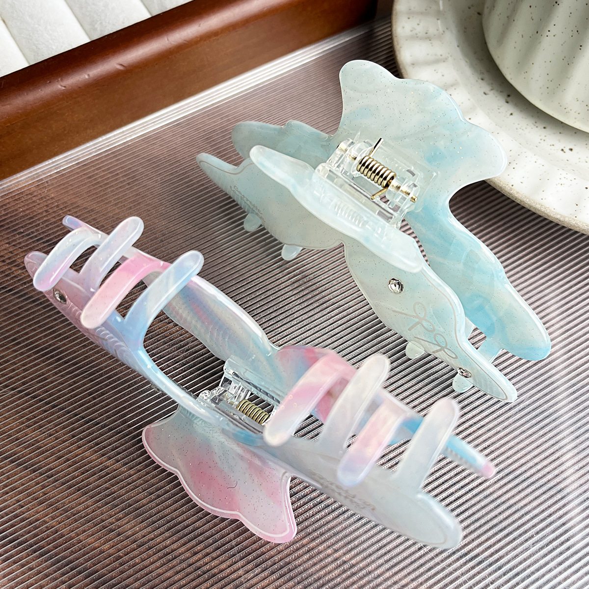 Nuevo tipo de clips de cola de pescado marino acrílico diamante dulce diseño clips de cabello de tiburón en la parte posterior