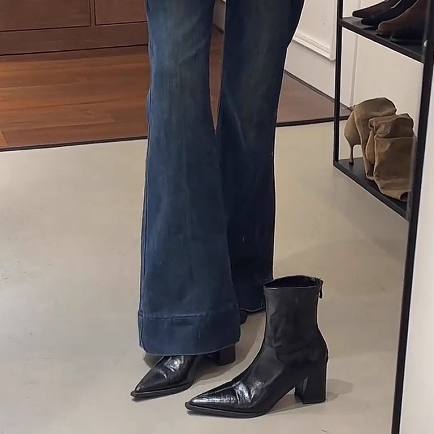 Women's Black Fleece-lined Leather Pointed Toe Ankle Boots_voghion.com