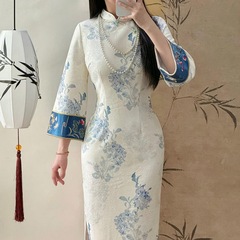 新中国風の国風とベルベットのチャイナドレスは、若いプリントの修身ワンピース2025年秋冬ワンピースの女性を改良した