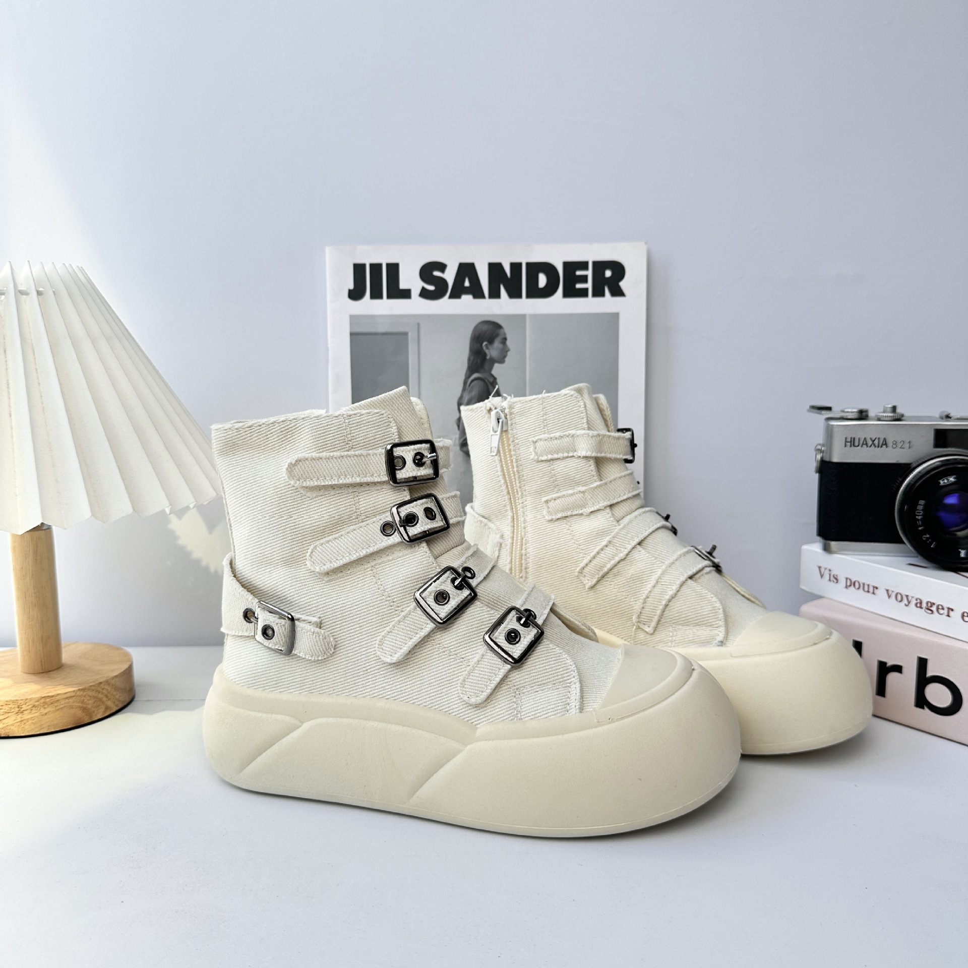 YuanWa, zapatos de lona casuales de suela gruesa para mujeres, 2025 nuevos zapatos de hebilla de primavera y otoño, zapatos blancos de alta altura.