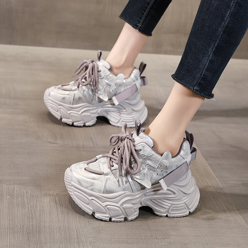 Giày sneaker nữ đế dày tăng chiều cao, lưới thoáng khí, phong cách thể thao — màu be