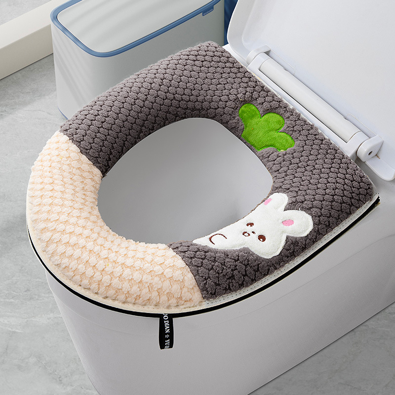 ダイコンのウサギは猫をよけて色にぶつかって手の便器を持ちます。|undefined