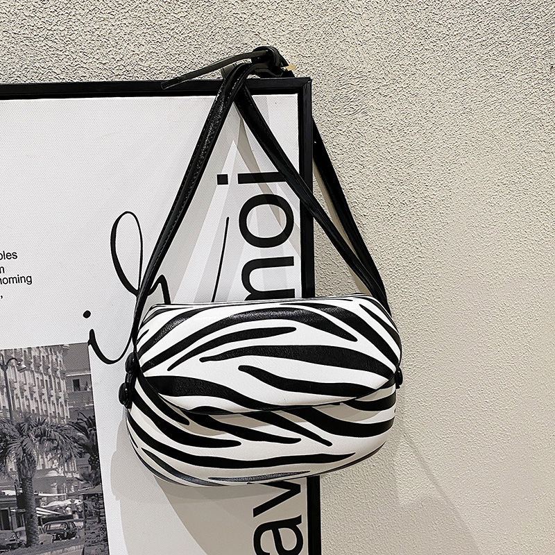 Bolsos de silla de montar retro coreanos nuevos bolsos de hombro único en verano 2022 moda y simplicidad bolsos de teléfono móvil para mujeres