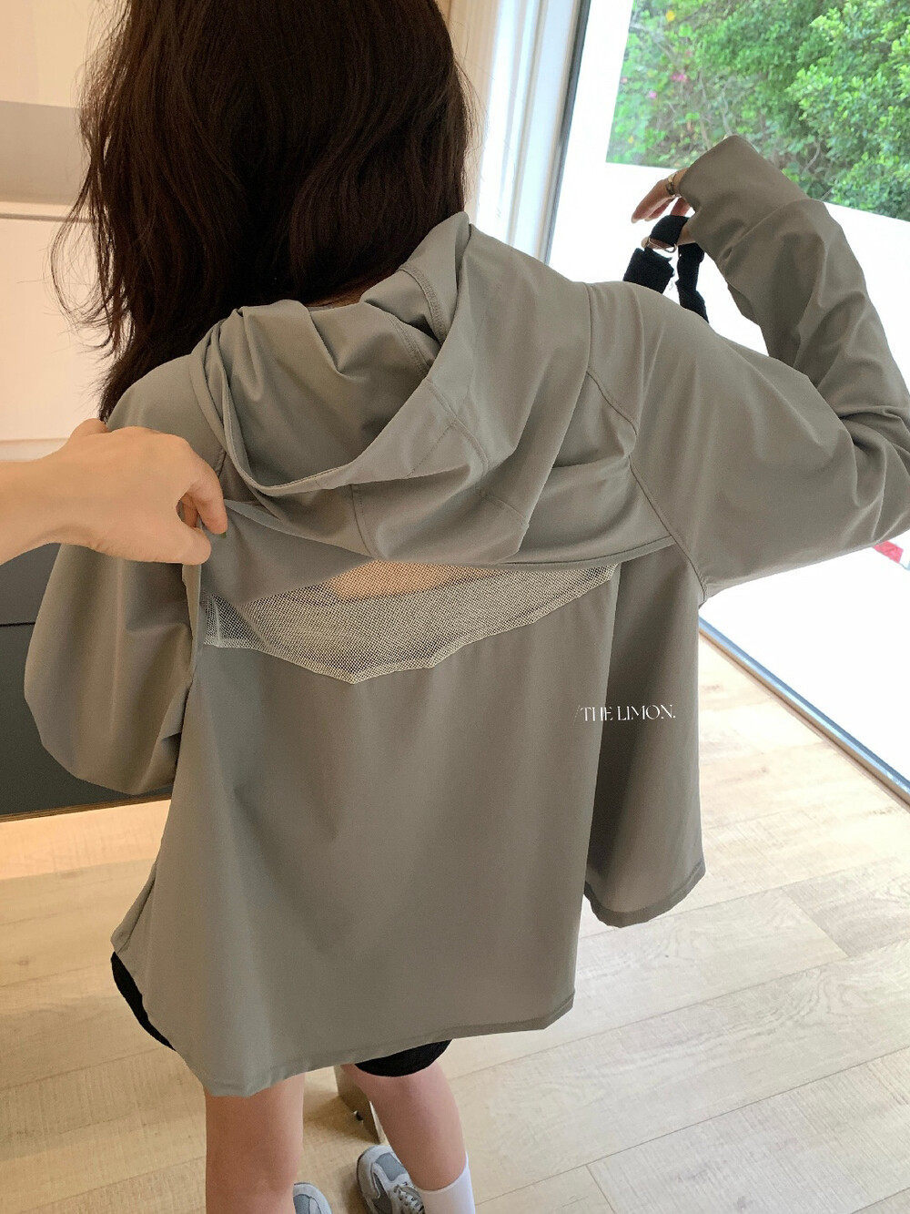 Áo chống nắng nữ dáng dài có mũ kéo khóa tay ngắn phong cách thoải mái — Vàng nhạt, hồng nhạt, màu trắng, màu xám chi tiết 13